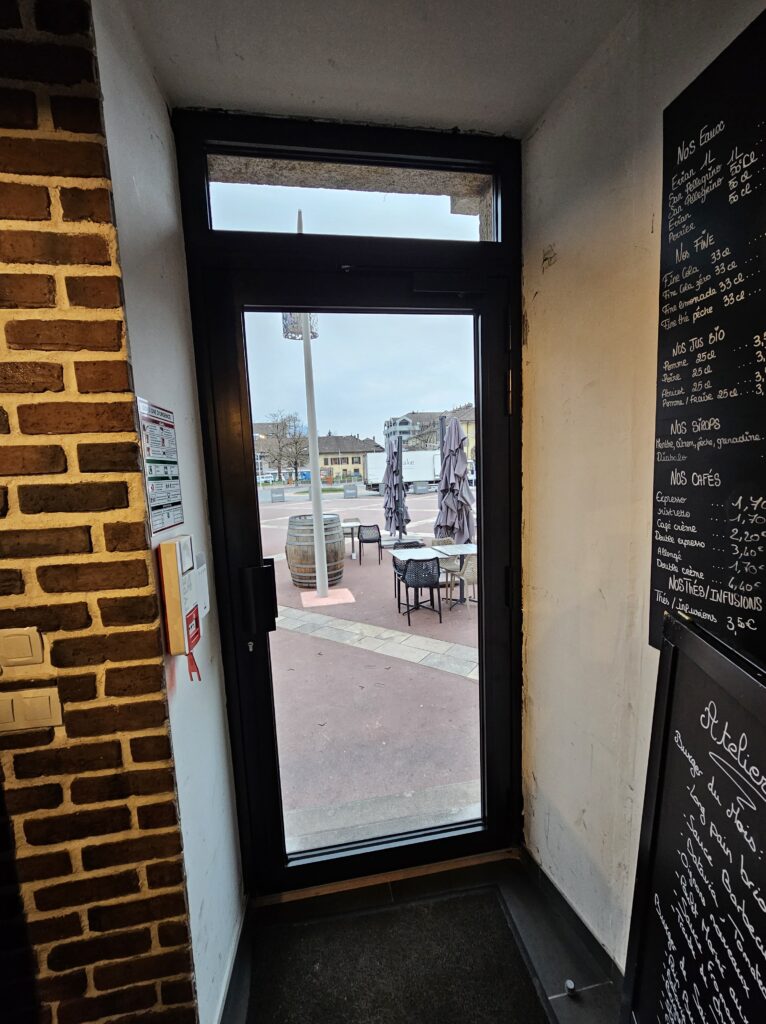 Porte lourde entrée restaurant