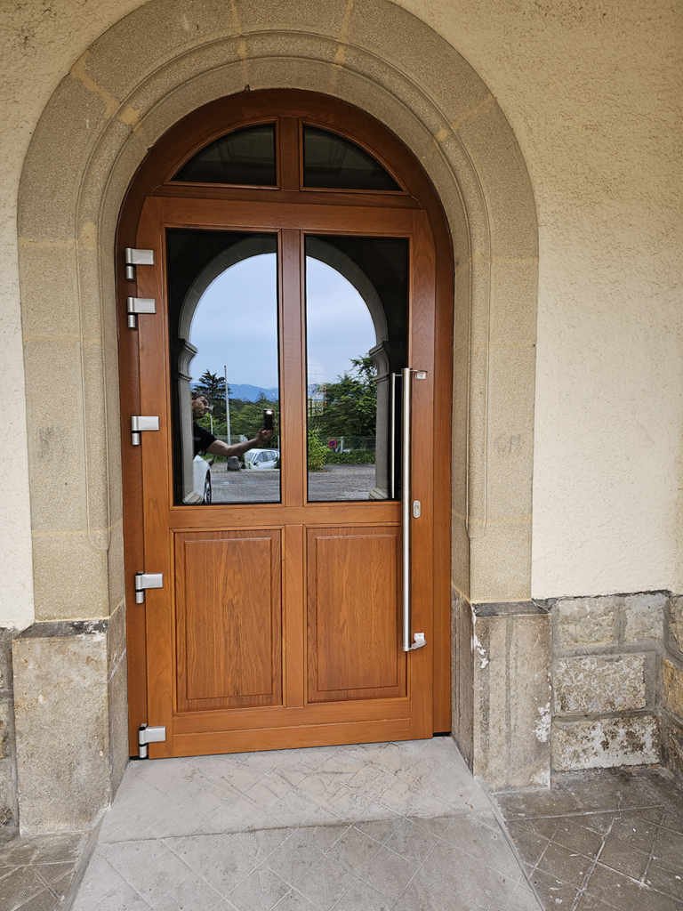 Porte entrée en chêne d’église