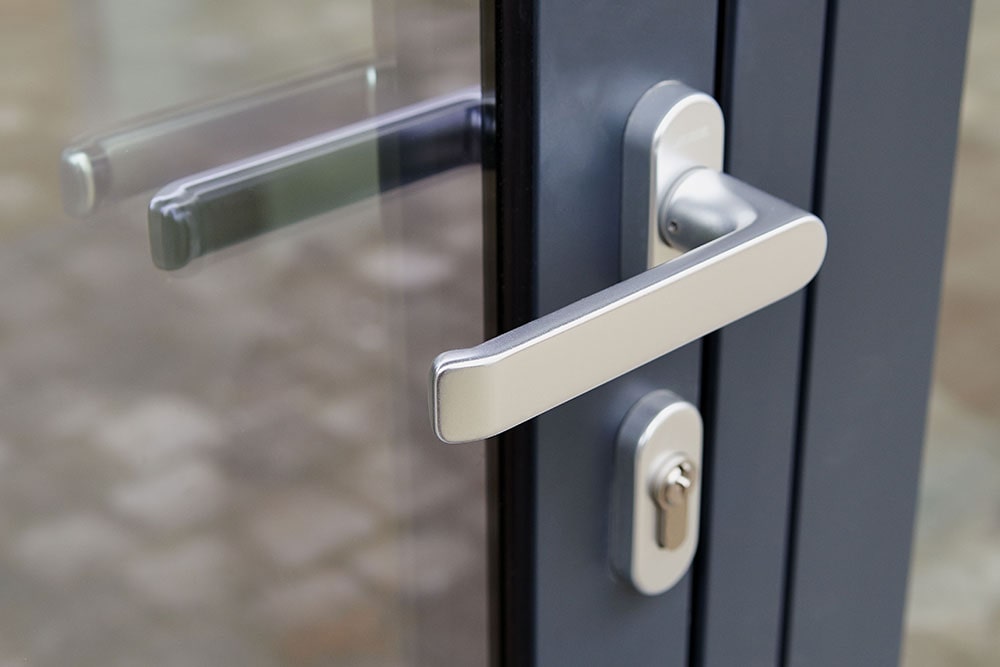 comment-poser-sa-porte-exterieure-en-pvc