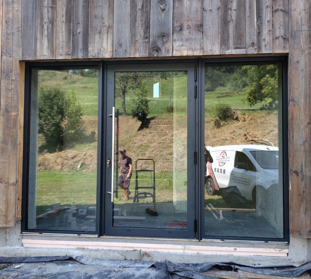 Porte d&rsquo;entrée et vitrine aluminium 7016