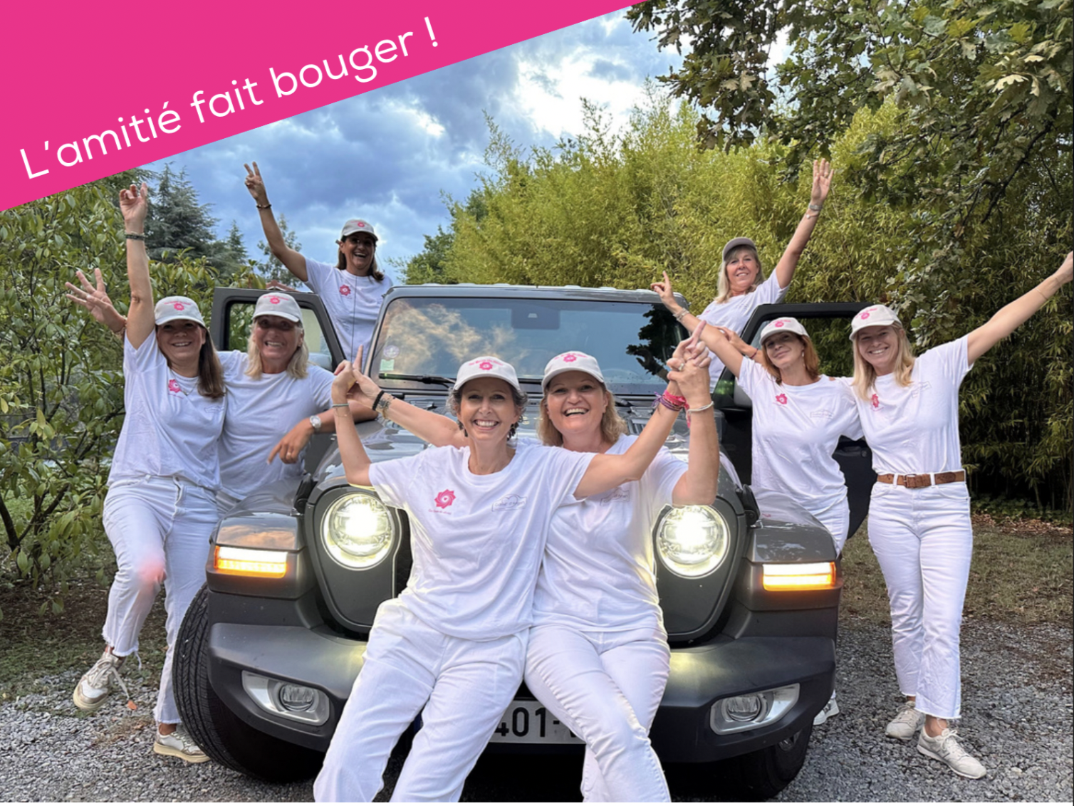 Équipe féminine en uniforme participant à un événement solidaire